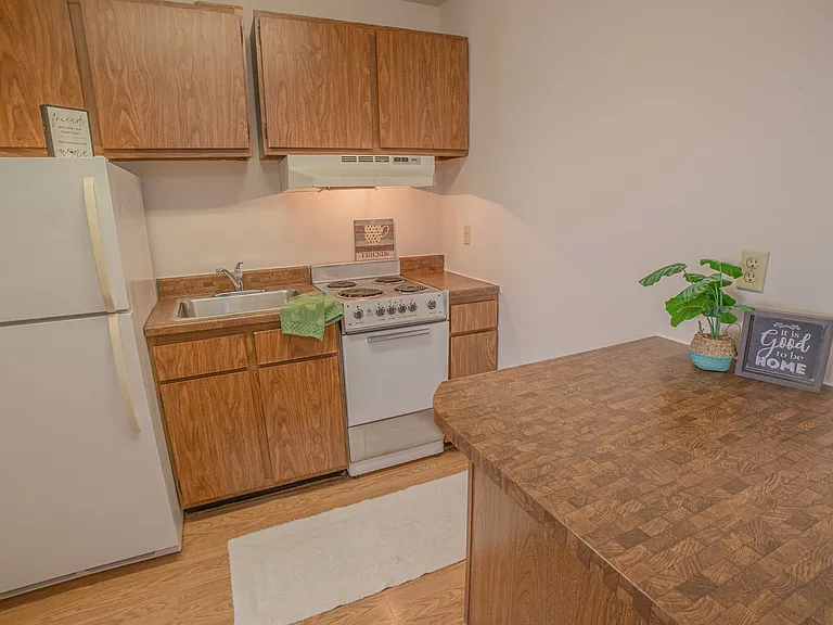 Cedars West Apartments — Photo 1