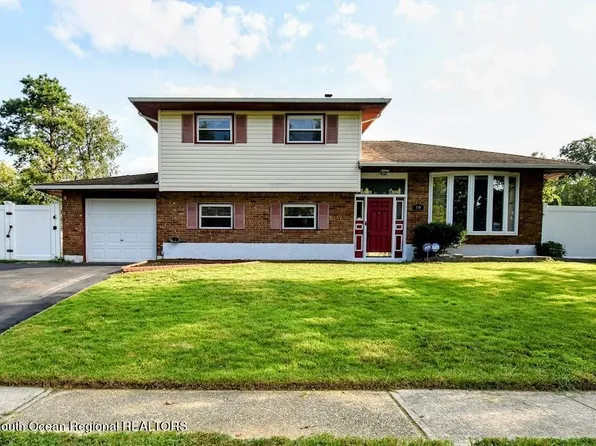 40 Alan Terrace, Howell, NJ 07731
