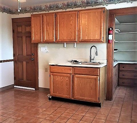 Large kitchen with Washer hook up