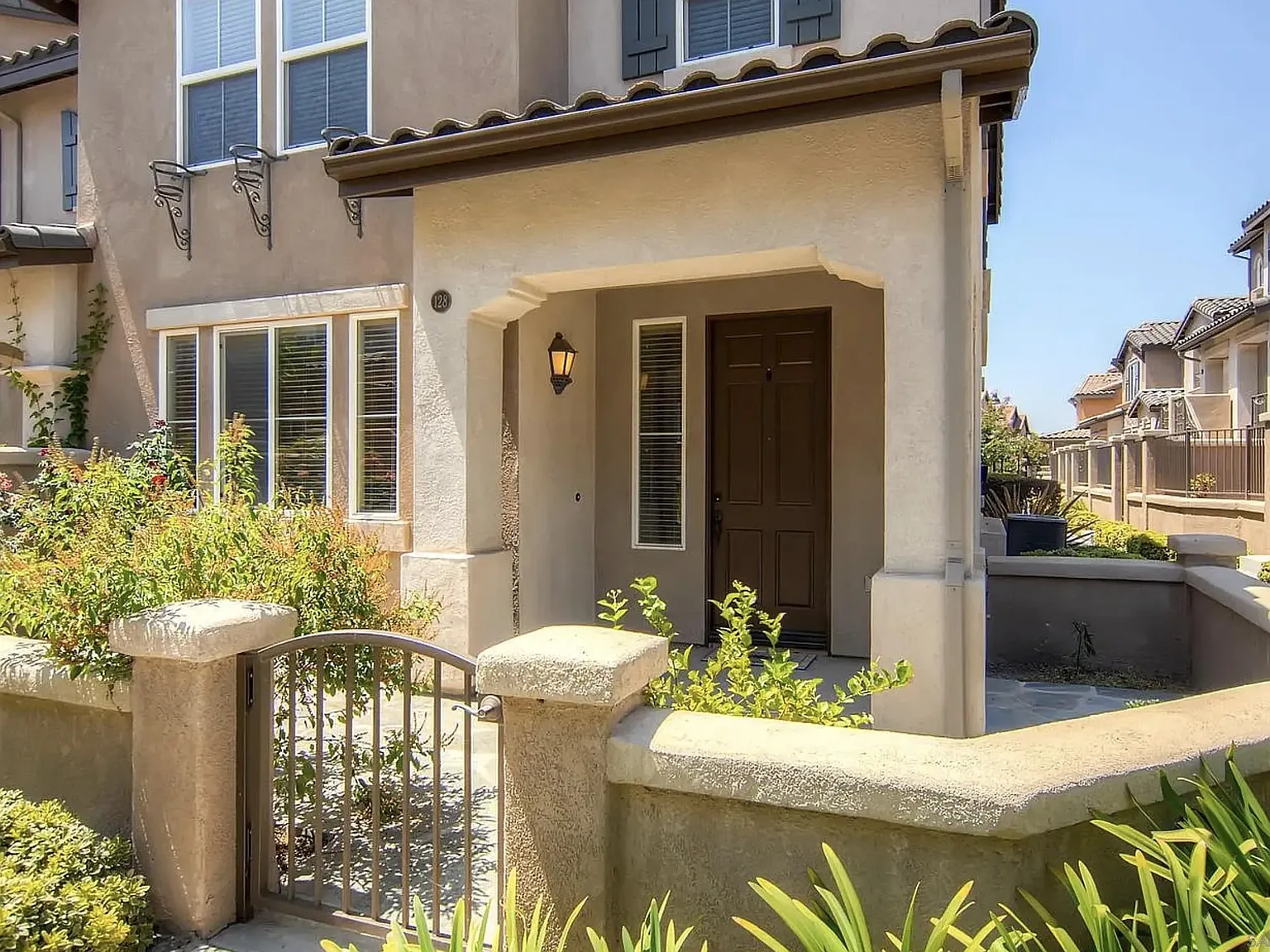 3 bed, 2.5 bath, 1642 sqft, $4,200 — Photo 1