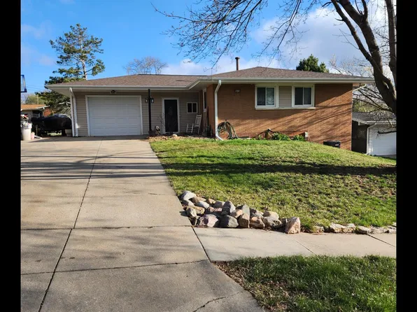 9670 Maple Dr, Omaha, NE 68134