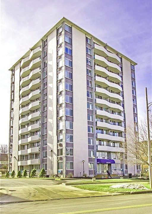 ***PENTHOUSE WITH VIEW TO OF CLEVELAND DOWNTOWN AND LAKE*** 1 BEDROOM CONDO IN LAKEWOOD - MOVE IN READY 4 MILES FROM CLEVELAND DOWNTOWN, MINUTES FROM LAKEWOOD PARK