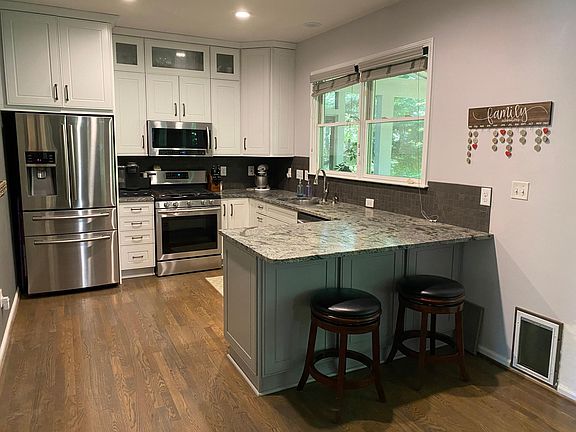 The kitchen window serves as easy pass-through to the screened porch -- perfect when passing hot plates to the outdoor dining area!