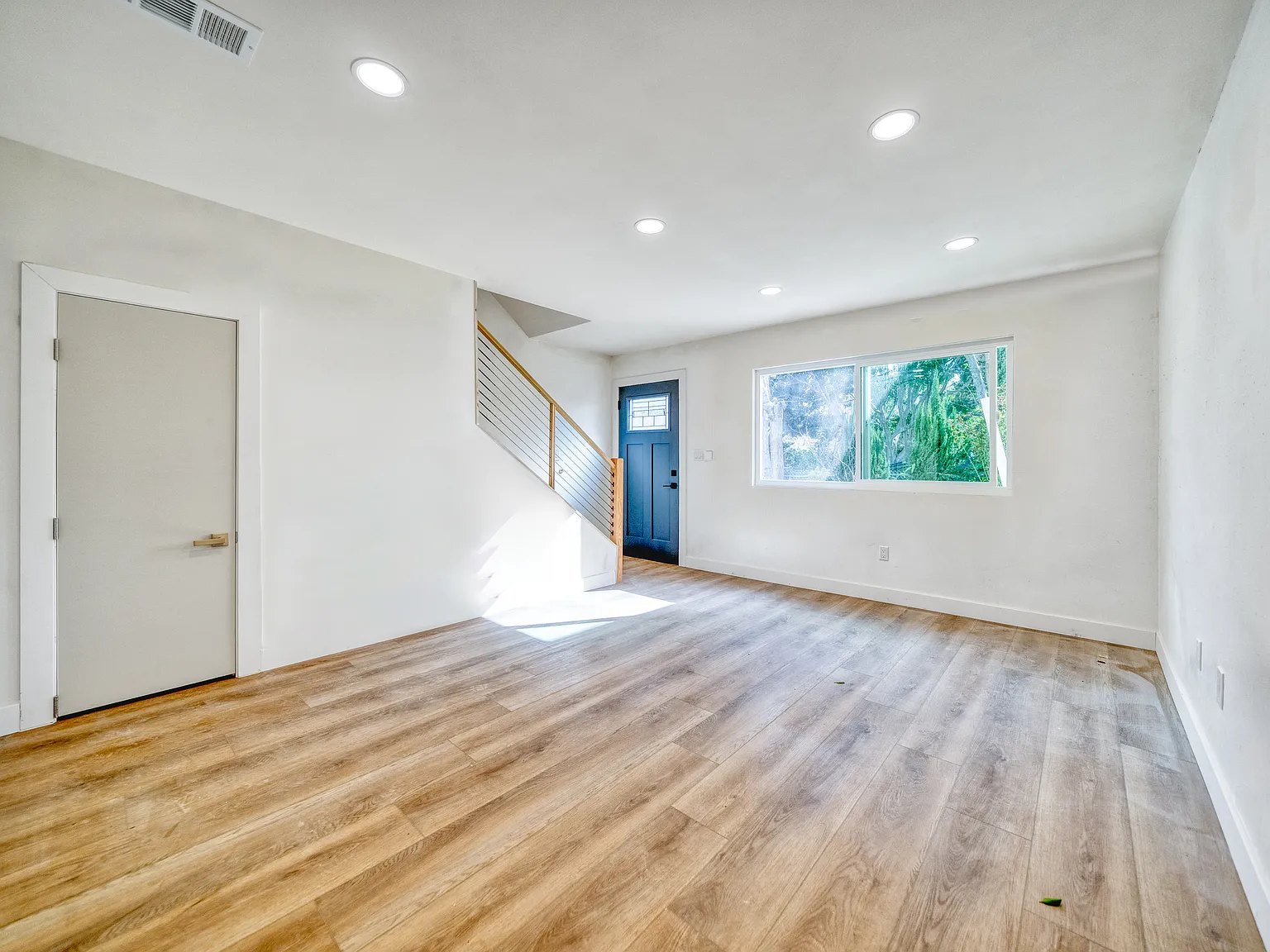 2 bed, 850 sqft, $3,200 — Photo 2