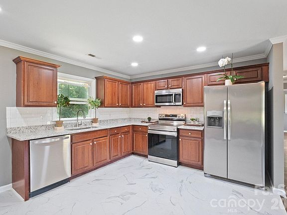 4th image of 137 Hiram Rd