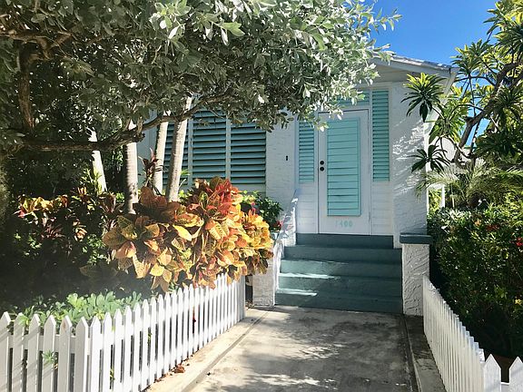1400 Petronia St. front walkway.