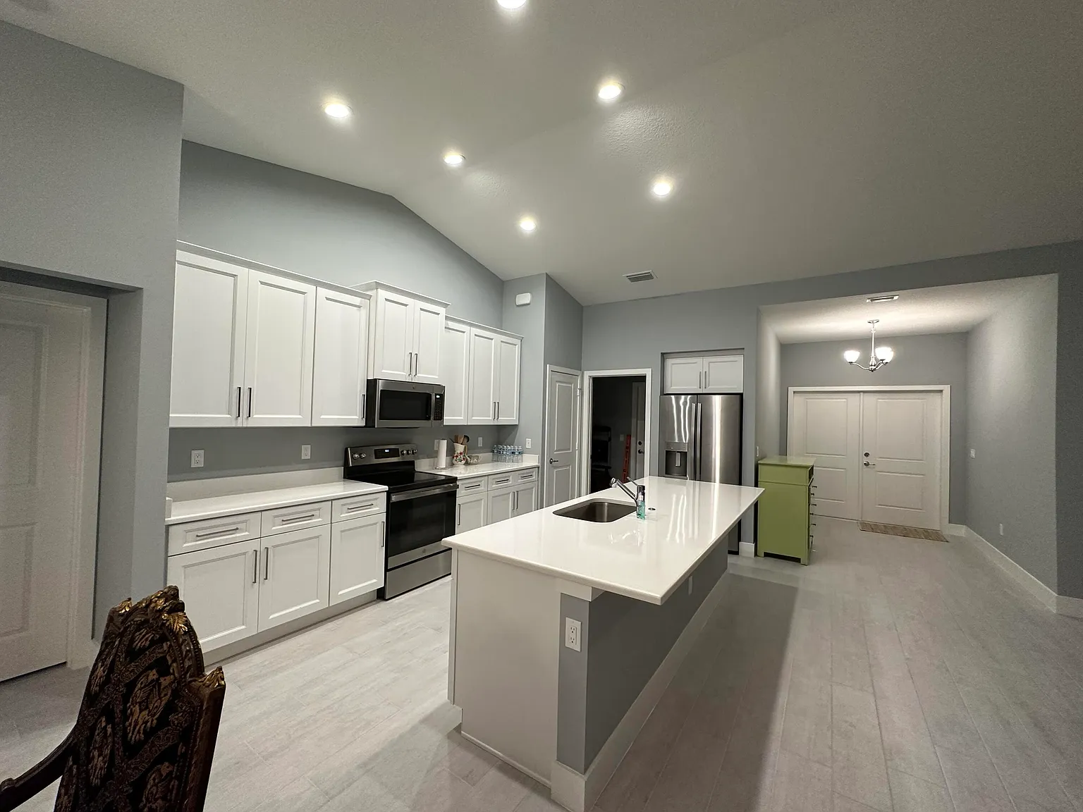 4 bed, 2.0 bath, 2011 sqft, $4,300 — Photo 2