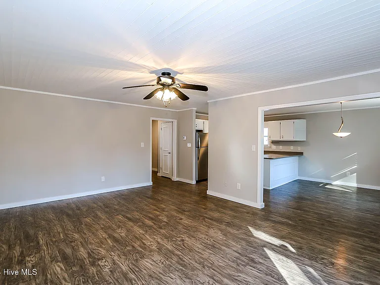 2901 Mandy Ln — Photo 10