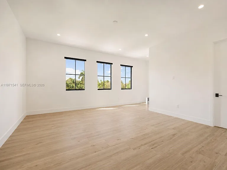 885 NE 76th St — Photo 40