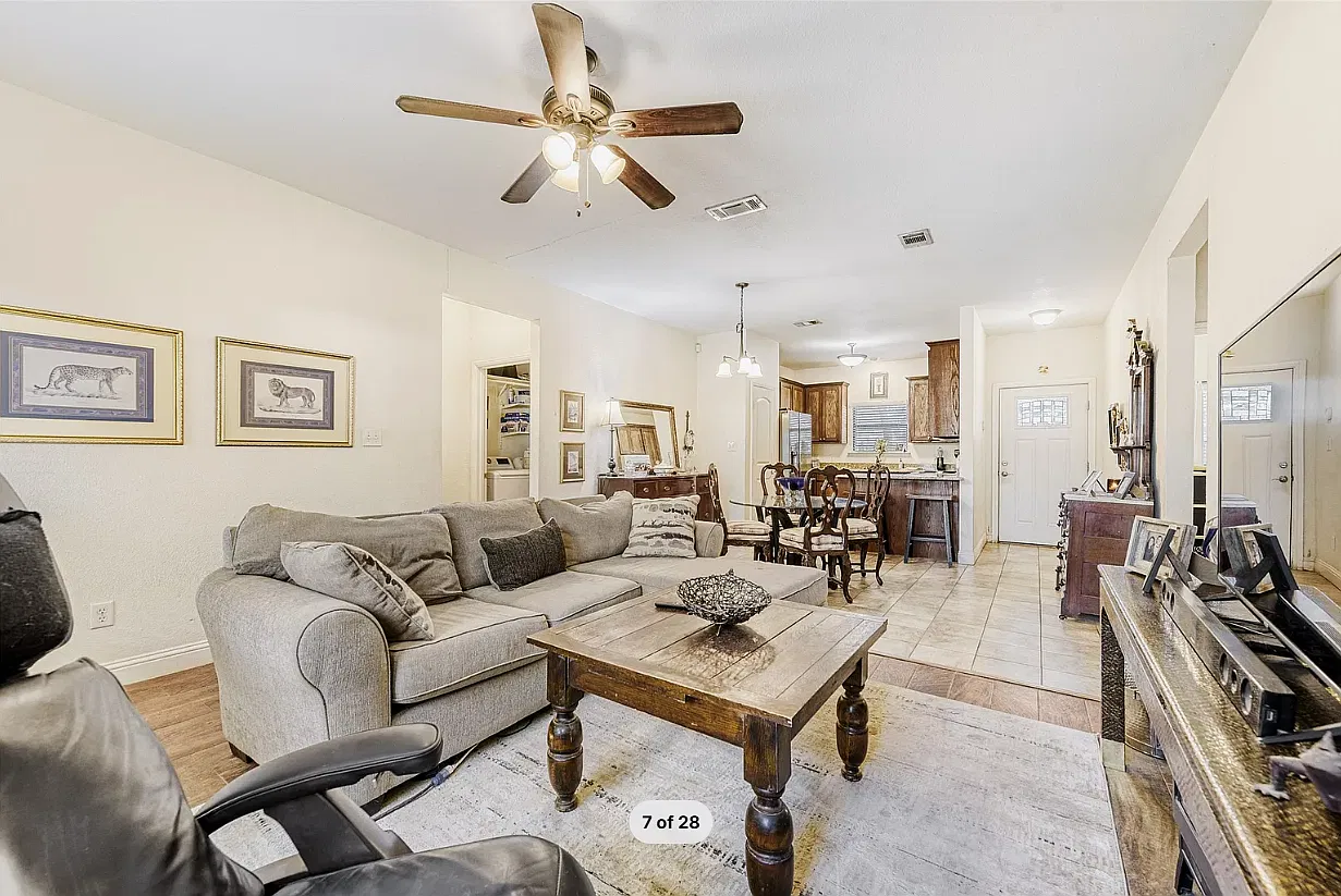 3 bed, 1303 sqft, $2,340 — Photo 2