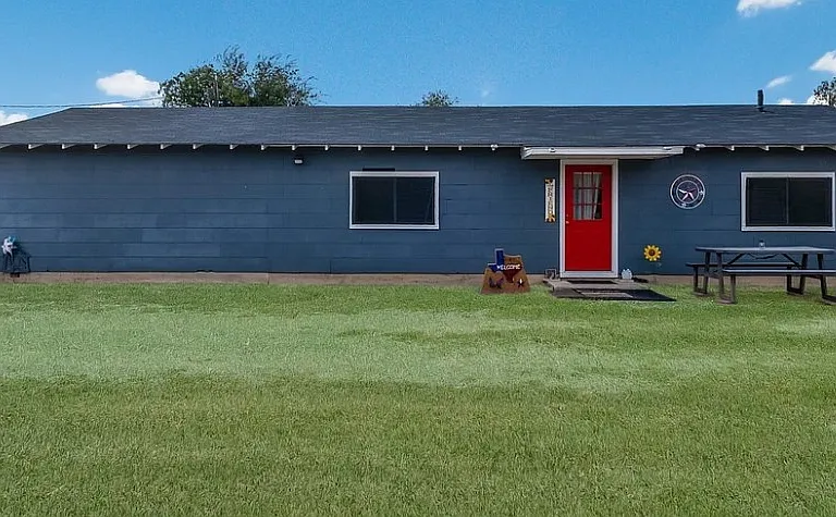 3775 FM 471 N — Photo 8