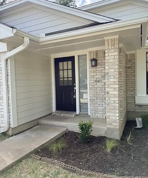 1920 White Oak Cir — Photo 2