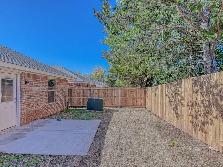 2721 Clifton Ter — Photo 26