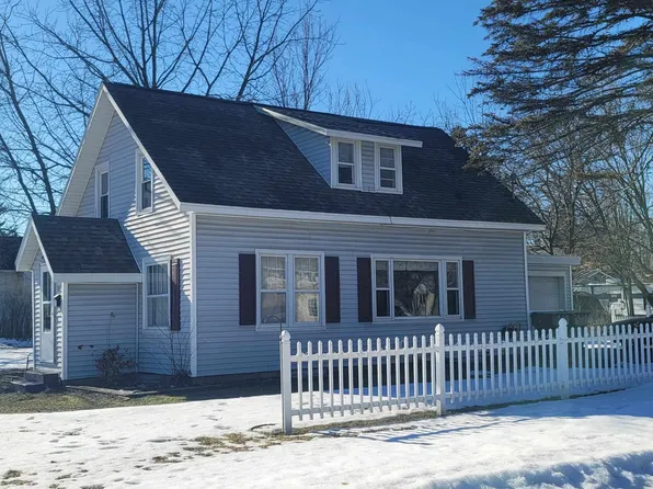 131 Pine St, Waupaca, WI 54981