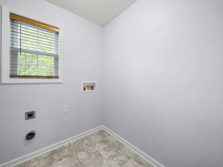 1115 Thornberry Dr — Photo 22