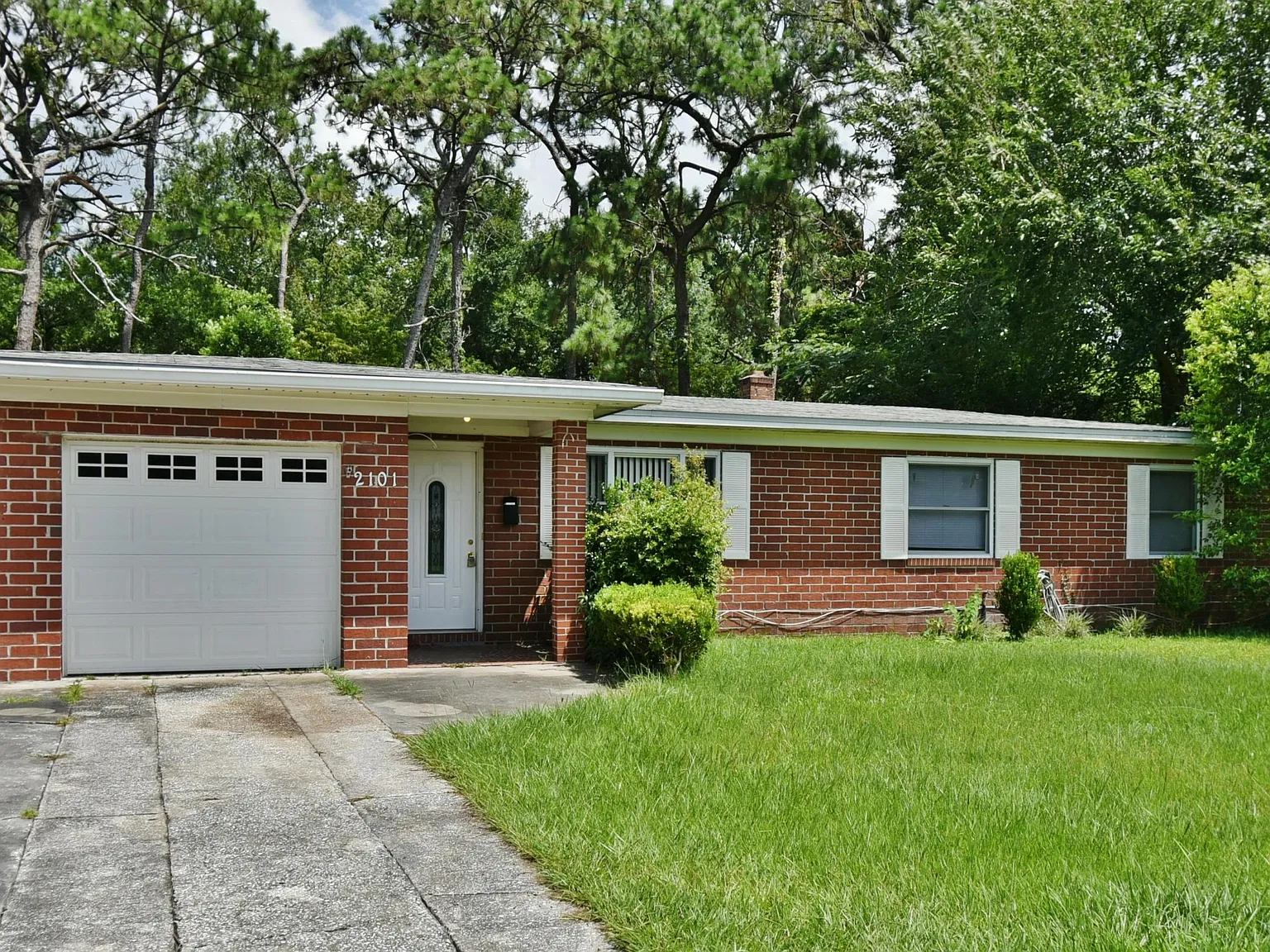 3 bed, 1.0 bath, 1056 sqft, $1,650 — Photo 2