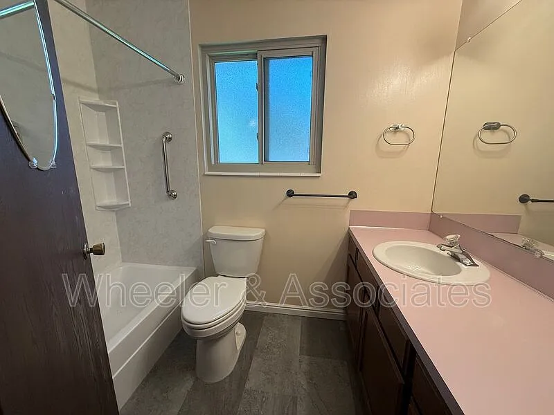 3 bed, 1.0 bath, 1800 sqft, $1,925 — Photo 2