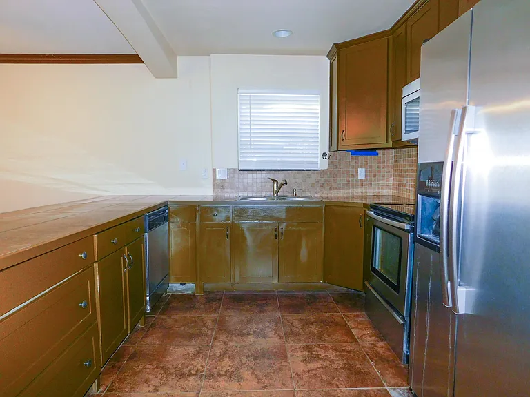 558 Jay St — Photo 9