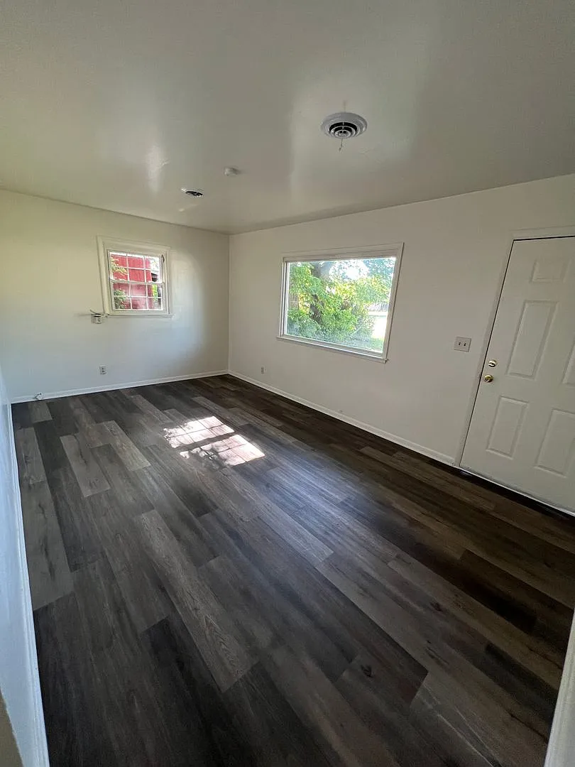 Remodeled Like New 2 Bedroom 1 Bath — Photo 3