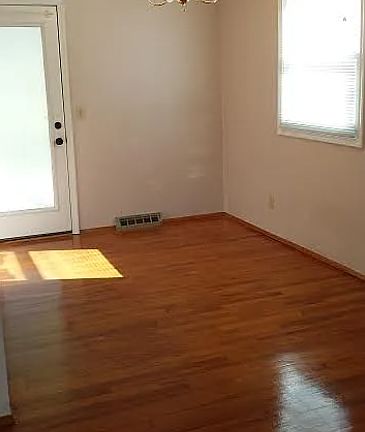 4th image of 5383 N Richmond Ave
