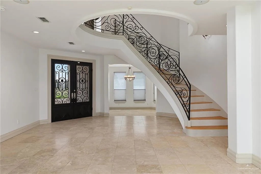 5 bed, 5.5 bath, 4486 sqft, $5,100 — Photo 3