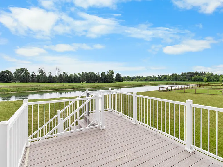 W218N16046 Tiger Lily Dr — Photo 25