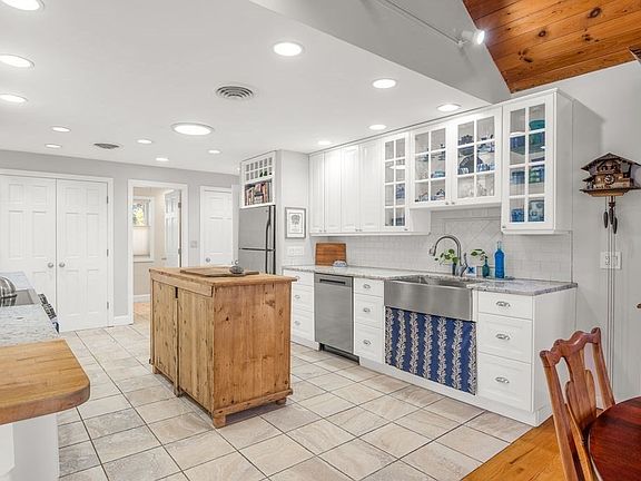 4th image of 55 Farley Ave