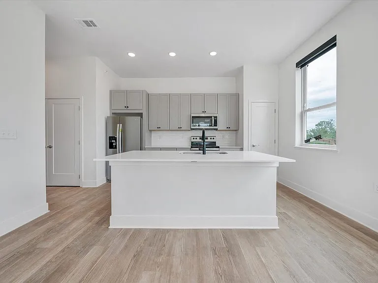 Luxe 360 on Centerpointe — Photo 12