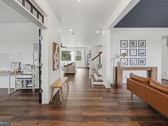 3rd image of 19 Chapel Ridge Ct