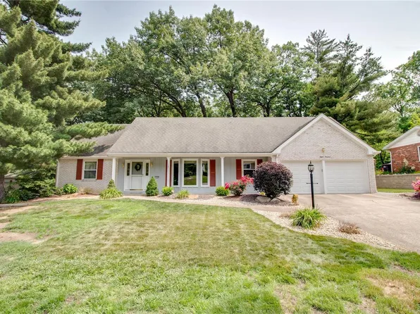 1500 Paris Dr, Godfrey, IL 62035