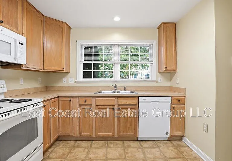 24 Mabel Ln — Photo 5