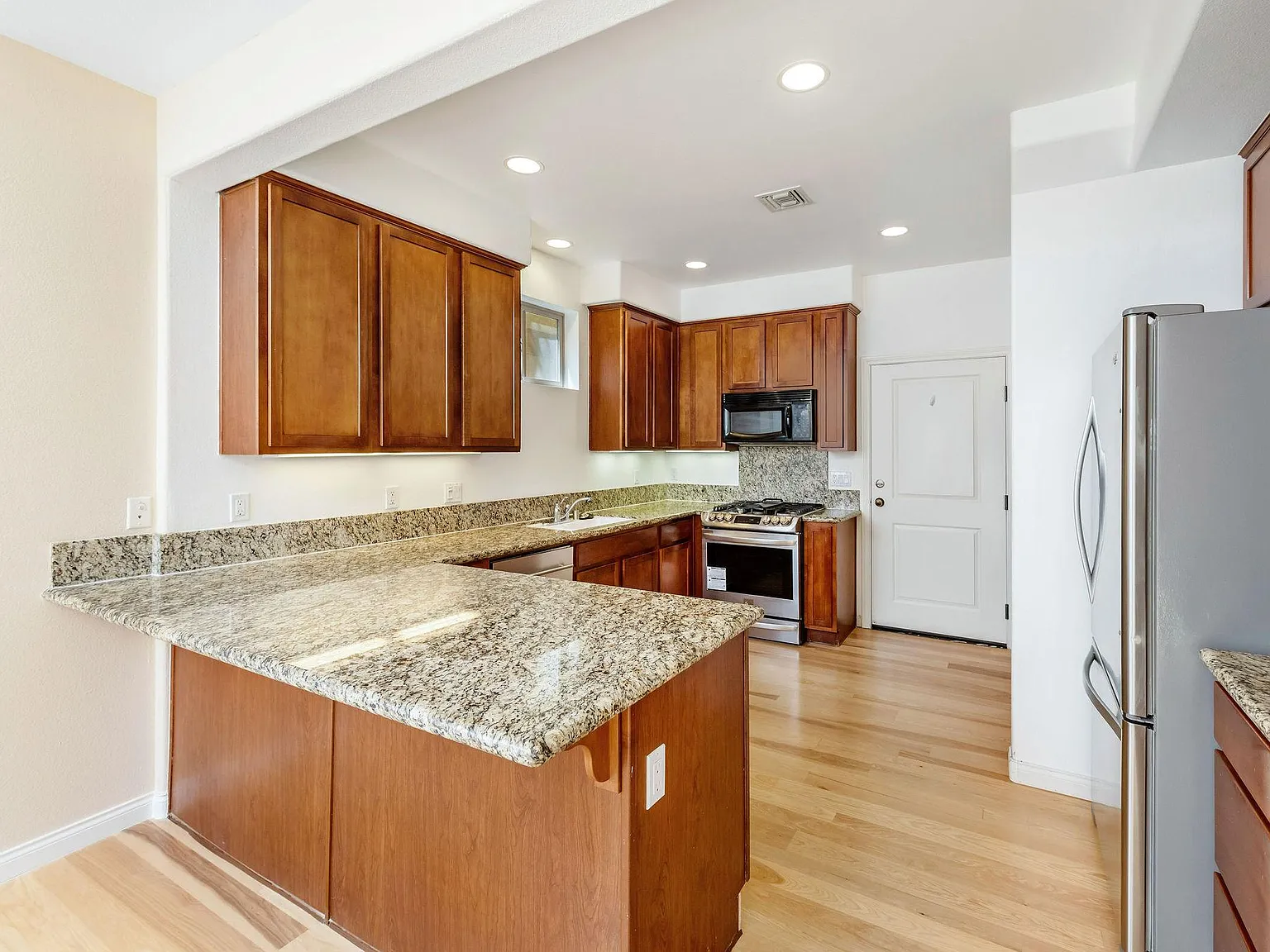 3 bed, 2.5 bath, 1593 sqft, $4,000 — Photo 4
