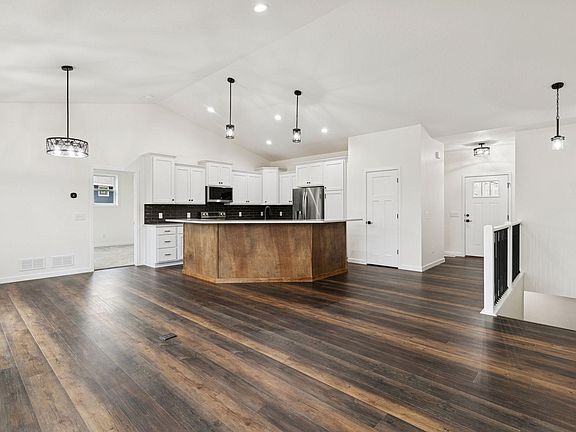 5th image of 16340 Gladiola Ave W