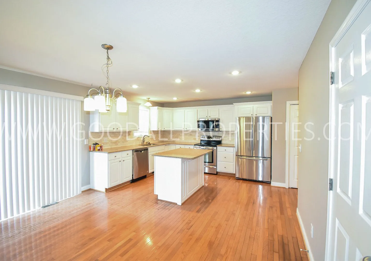 Spacious 3-Bedroom West Des Moines Home with Finished Basement & 2-Car Garage — Photo 3