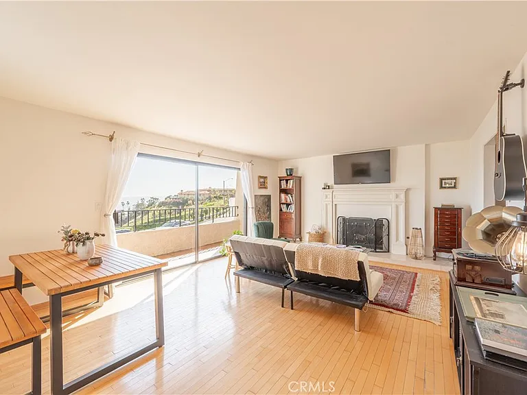 1350 E Tujunga Ave — Photo 9
