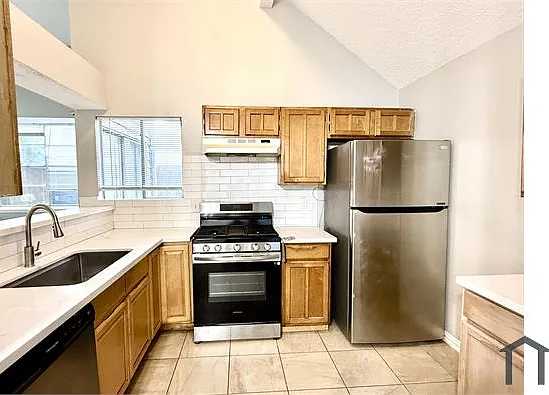 3 bed, 1223 sqft, $1,899 — Photo 4