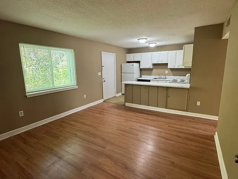 Creekside Apartments — Photo 2