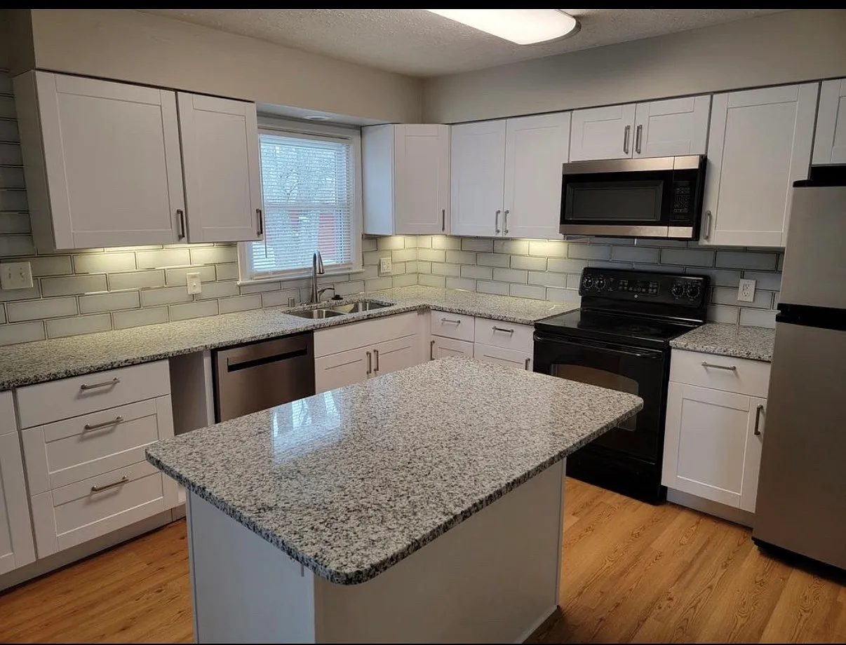 4 bed, 2.5 bath, 1940 sqft, $2,500 — Photo 2