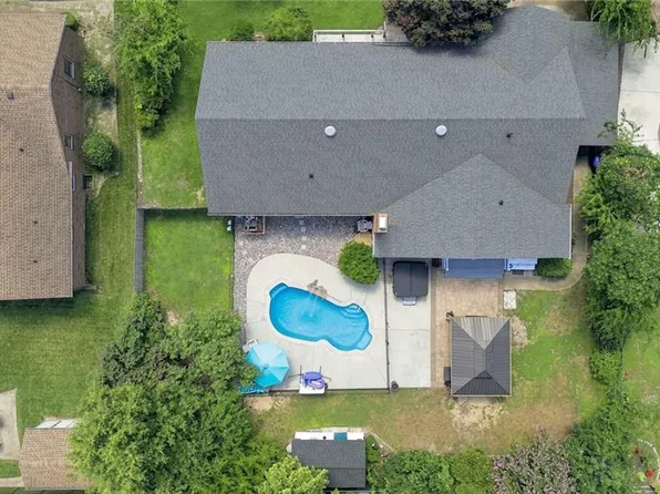5 Lynn Dr, Portsmouth, VA 23707