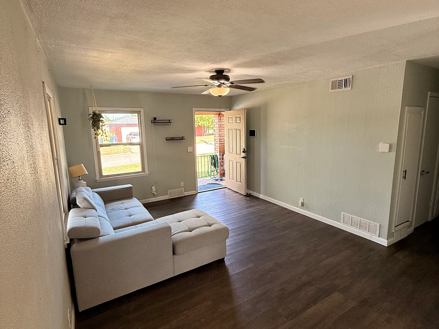 3105 N Lindsay Ave — Photo 3
