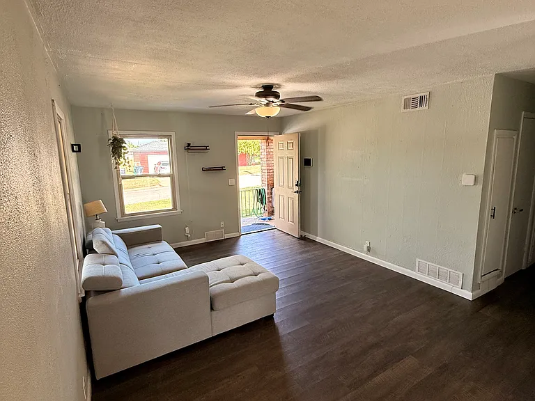 3105 N Lindsay Ave — Photo 1