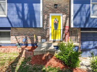401 SE Gingerbread Ln, Blue Springs, MO 64014