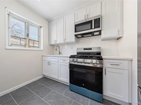 220-06 Stronghurst Avenue image 8 of 11