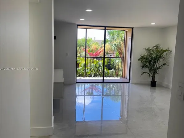8635 NW 8th St, Miami, FL