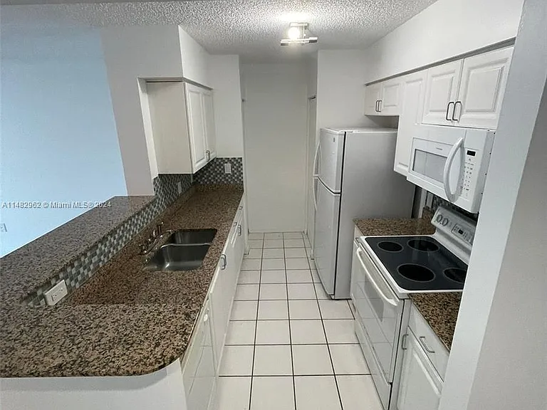 1155 Brickell Bay Dr #405 — Photo 2