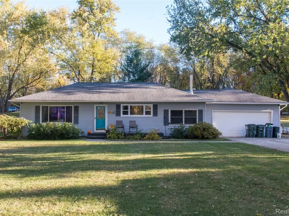 160 Parkview Blvd, Lake Orion, MI 48362