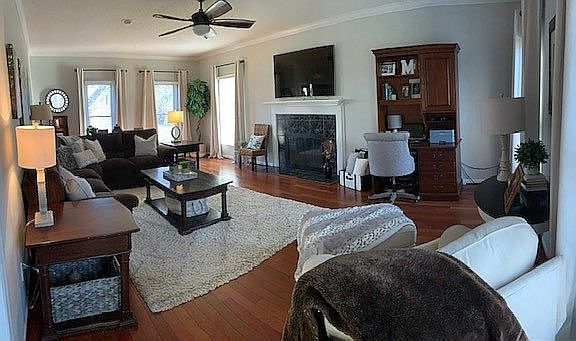 3rd image of 1689 Woodbury Ln
