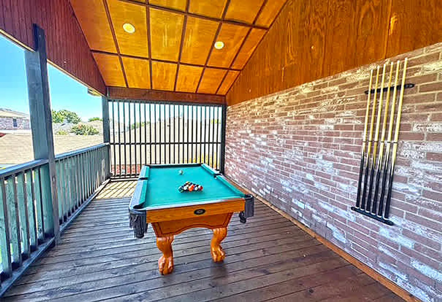 5 bed, 2.0 bath, 2820 sqft, $9,522 — Photo 4