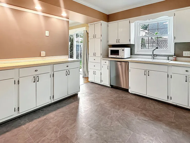 2236 Elmwood Dr SE — Photo 8