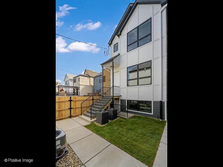 1838 N Rockwell St #1 — Photo 21